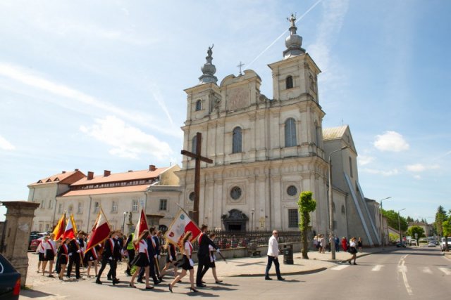 Przemarsz uczestników Jubileuszu Szkoły